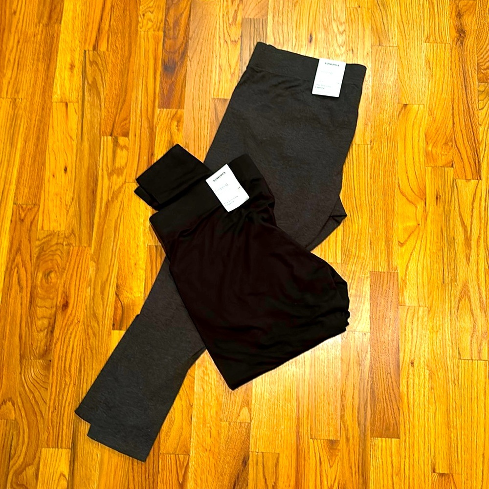 One black one gray pair Sonoma Everyday Leggings!